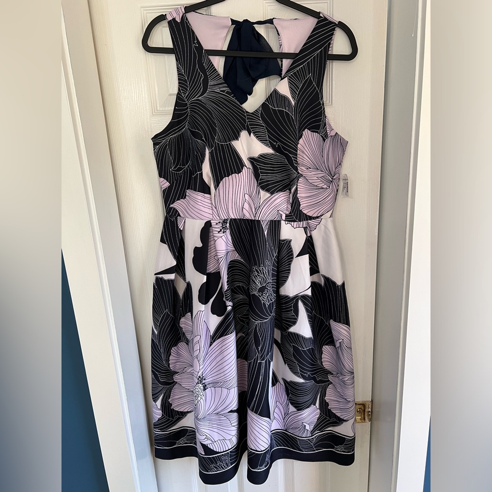 NWT. Roz&Ali size 10 sleeveless lavender/navy floral dress with back bow detail